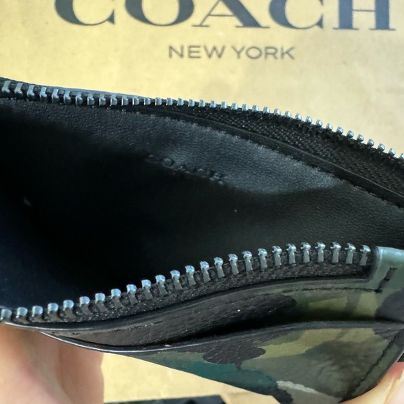 🦖Coach Zip Card Case With Camo Print - Picture 7 of 9